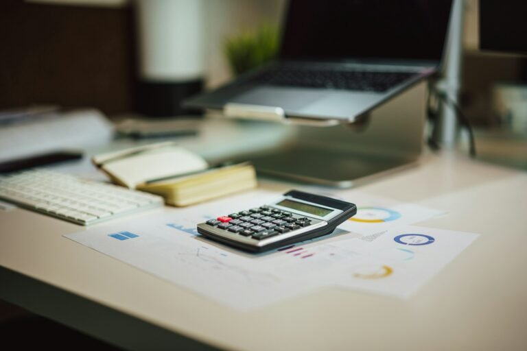 Calculatrice posée sur un bureau pour vérifier un barème salarial