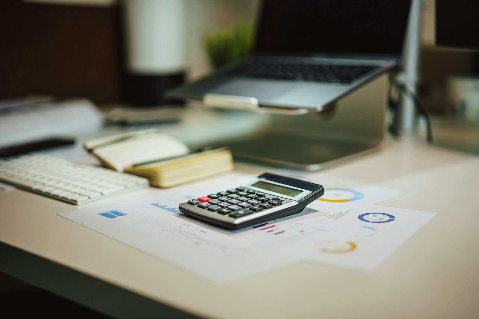 Calculatrice posée sur un bureau pour vérifier un barème salarial