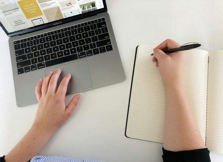 Préparation d’une candidature spontanée avec un ordinateur et un carnet
