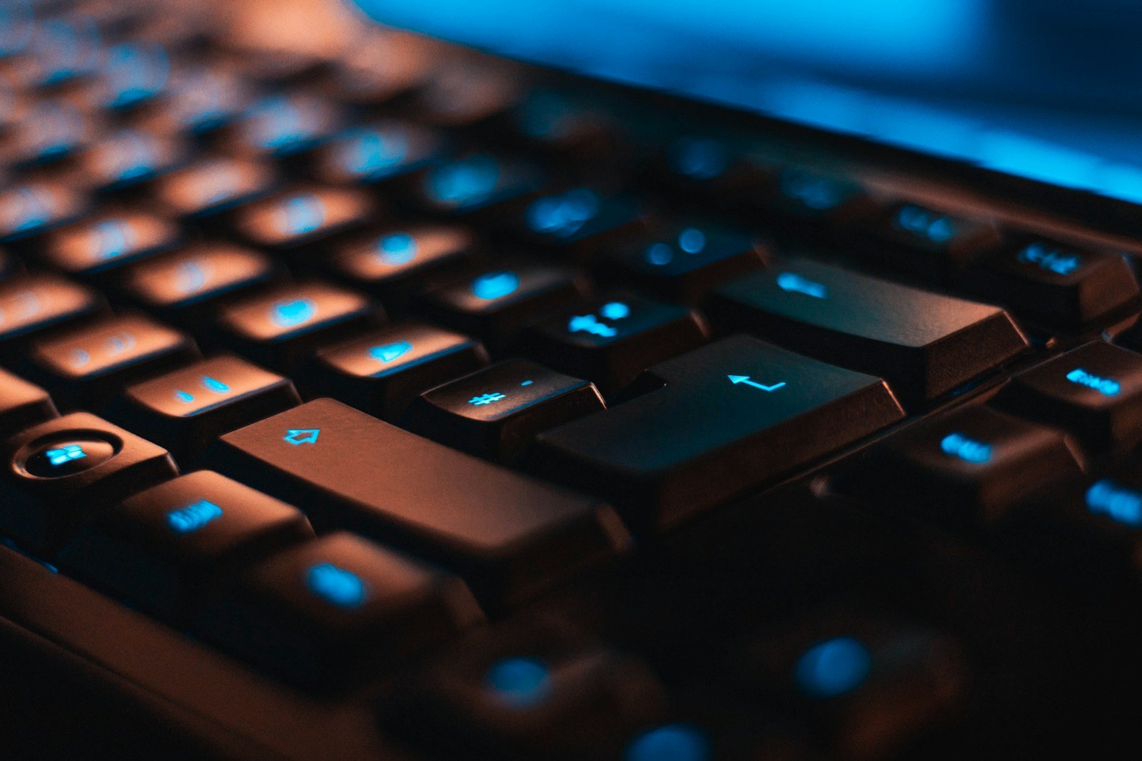 Clavier d’ordinateur éclairé sur un bureau