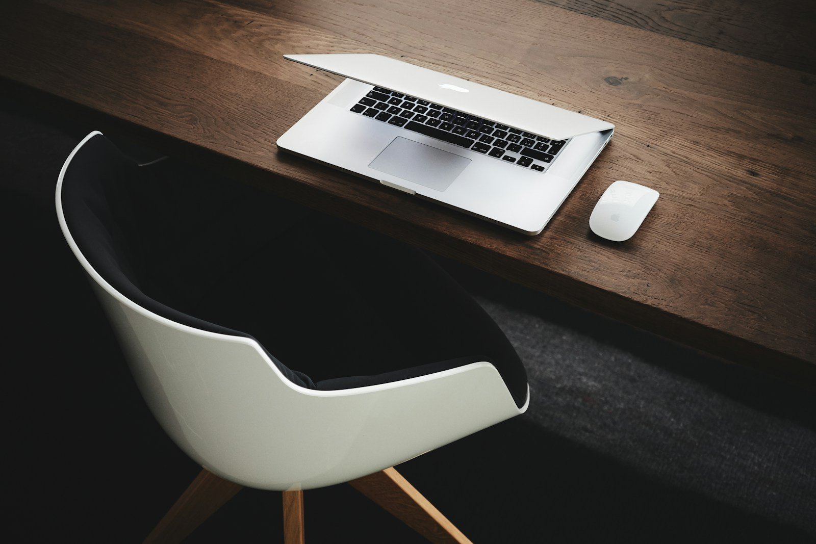 Télétravail en Belgique : poste informatique avec clavier et écran
