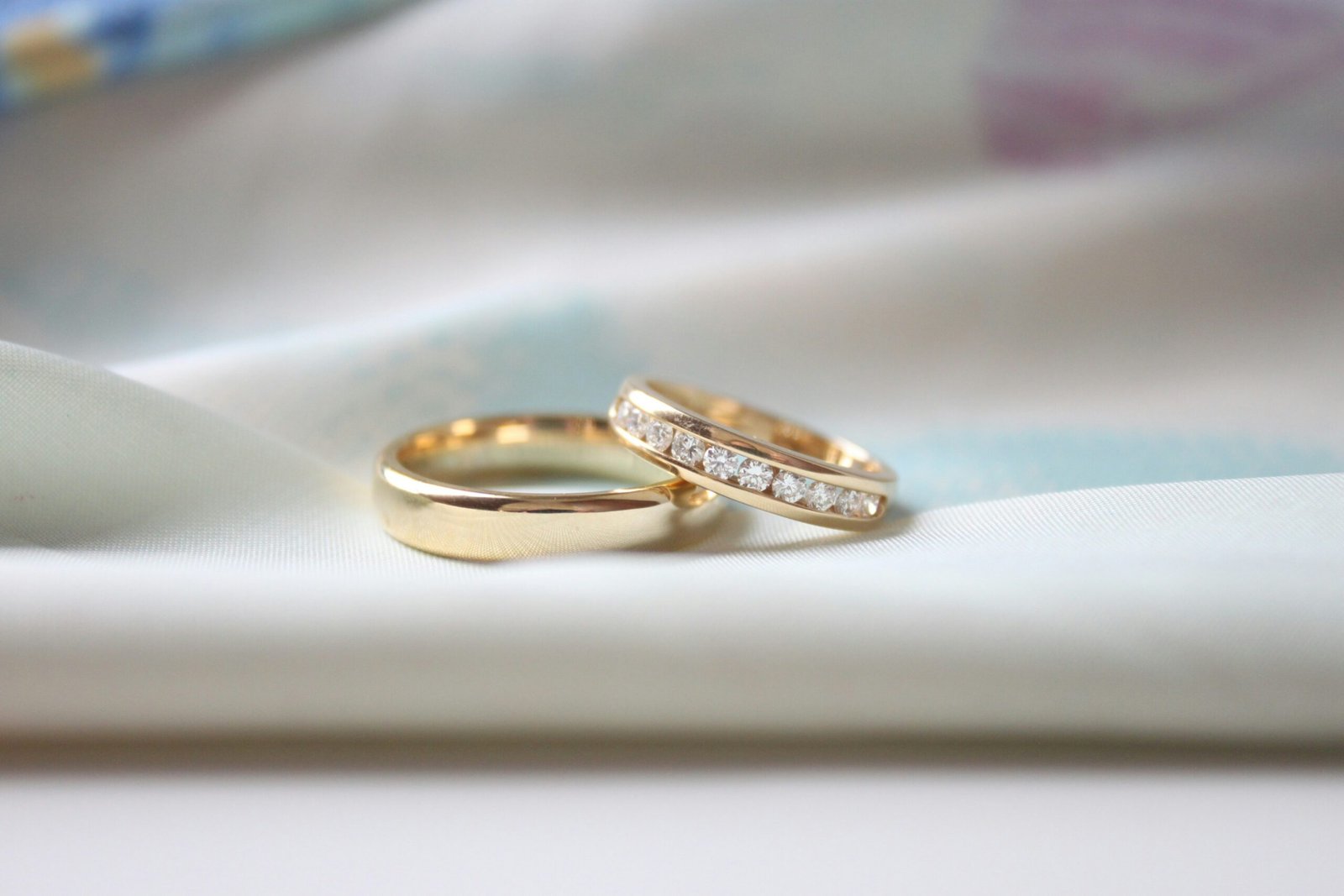 Deux alliances posées sur un tissu blanc pour symboliser un mariage