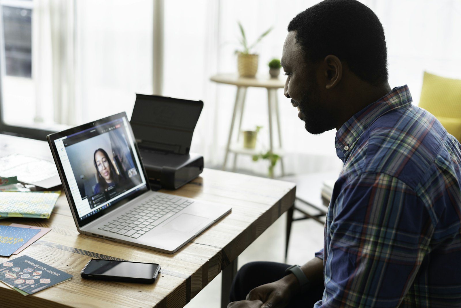 Échange professionnel à distance sur un ordinateur