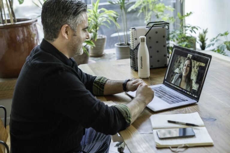 Personne devant un ordinateur pendant un appel vidéo professionnel