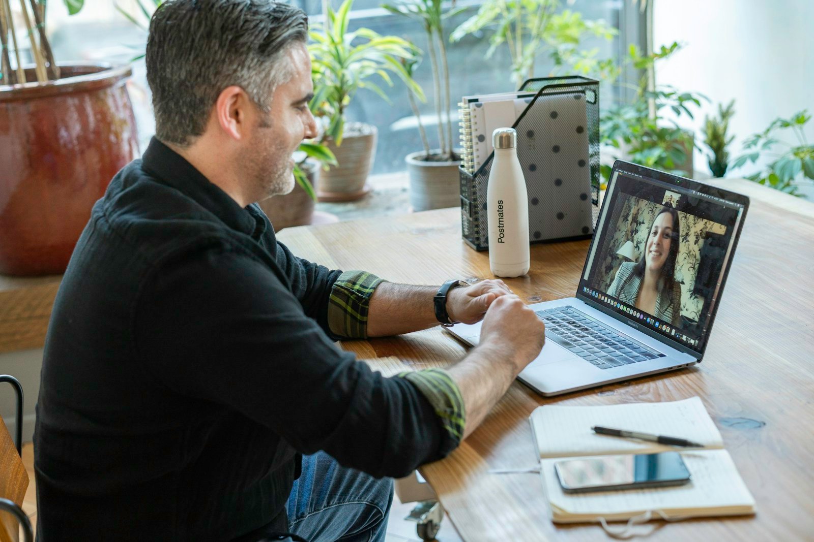 Personne devant un ordinateur pendant un appel vidéo professionnel