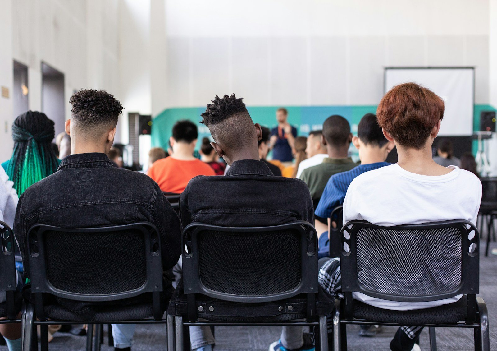 Apprenants assis à des tables dans une salle de cours