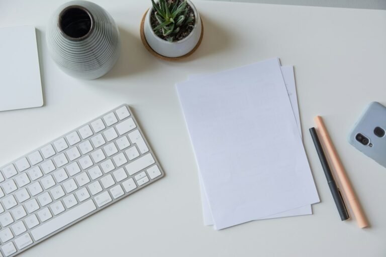 Lettre imprimée posée à côté d’un clavier pour préparer une démission en Belgique