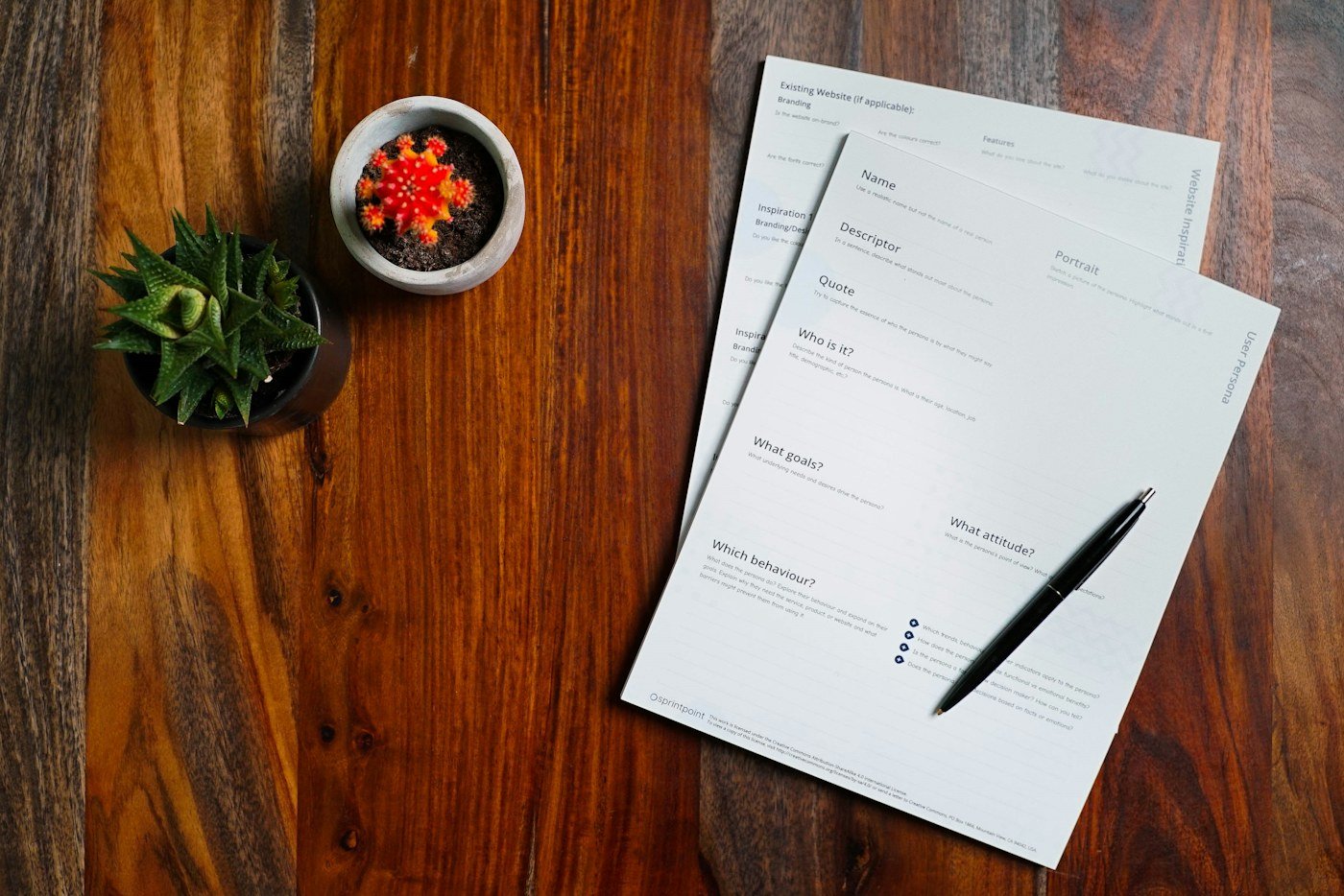 Petit chômage : documents et stylo sur un bureau pour préparer une demande de congé