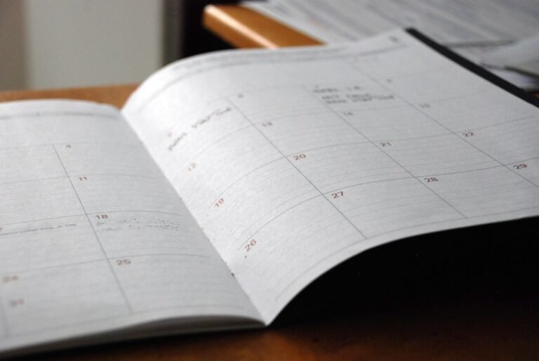 Calendrier mensuel ouvert pour planifier des congés annuels en Belgique