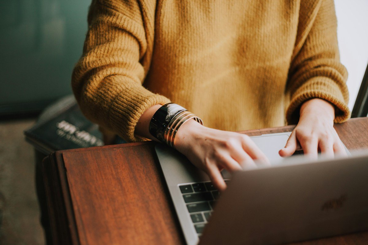 Relire une candidature et un CV en Belgique devant un ordinateur
