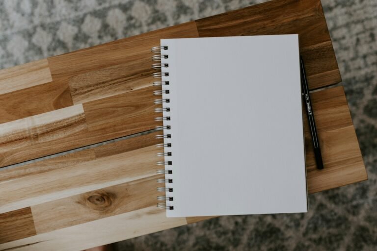 Carnet à spirales posé sur une table en bois