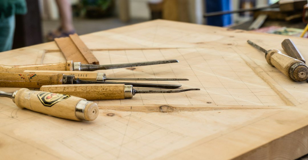 Outils de sculpture sur bois disposés sur une surface de travail