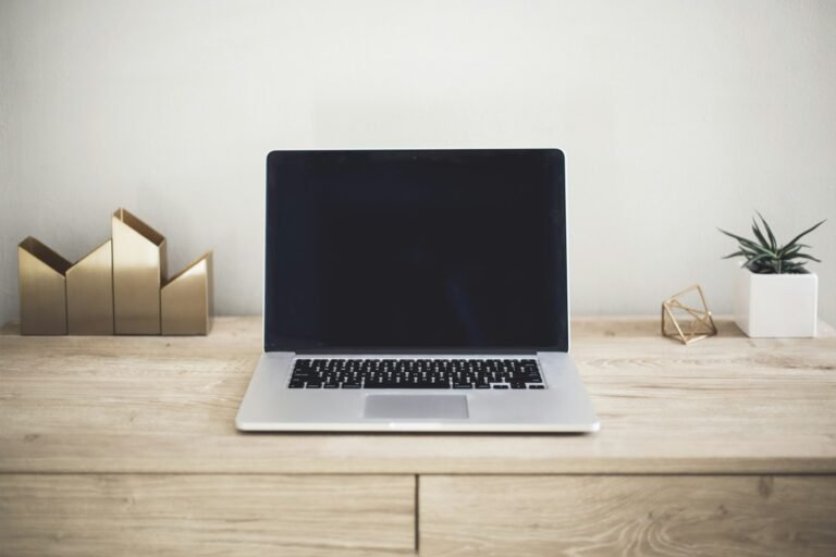 Ordinateur portable sur un bureau pour travailler à domicile