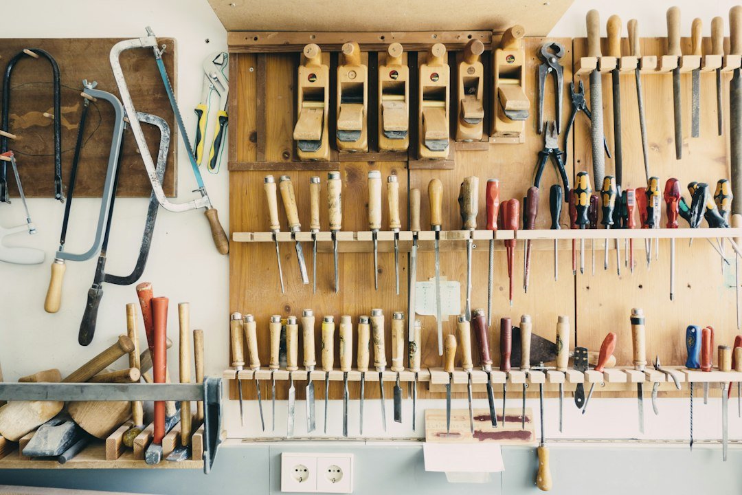 Validation des compétences : outils manuels rangés sur un panneau dans un atelier
