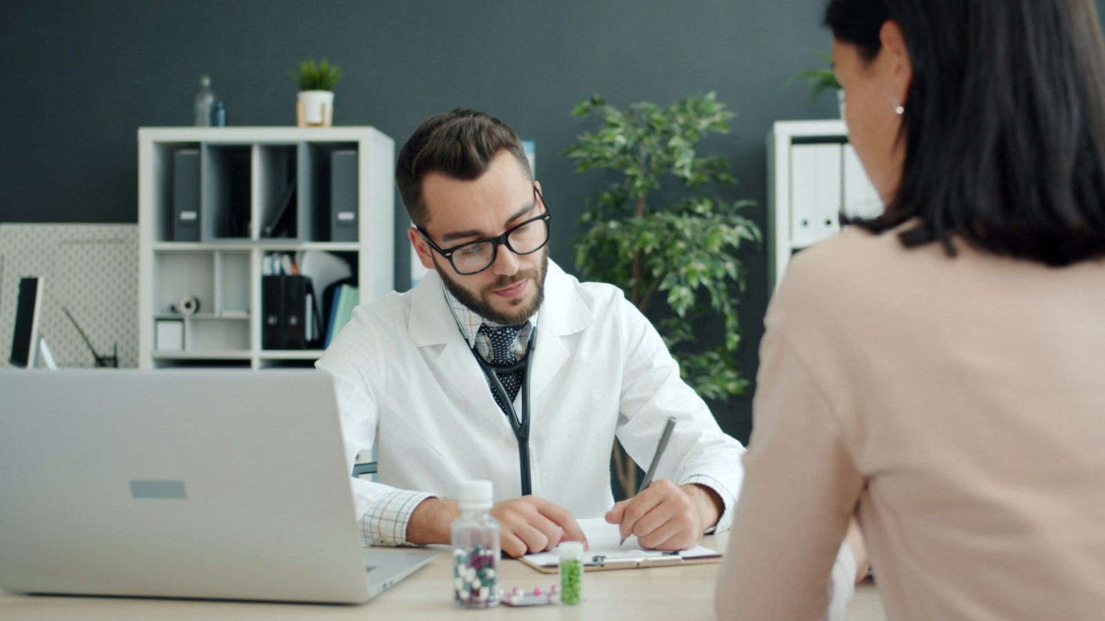 Certificat médical en Belgique : médecin discutant avec une patiente pendant une consultation