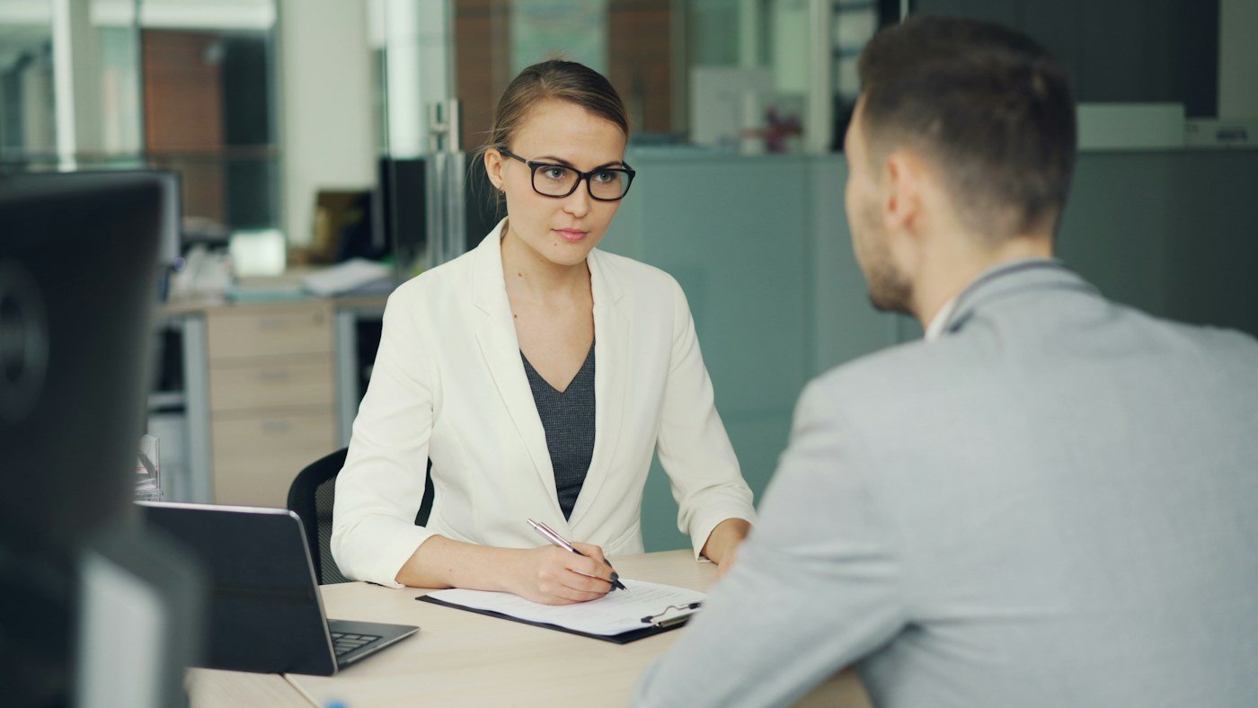 Salon de l’emploi : illustration d’un échange entre une recruteuse et un candidat